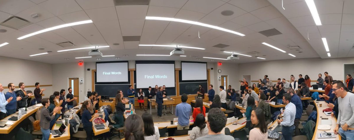 ValeMendiola's tweet photo. El highlight de mi semana 🤩. 

Esta foto fue de la última clase de @danmlevy . Todos aplaudiendo de pie su magia para enseñar una de las mejores clases de @Harvard .

@econdavid (quien fue Course Assistant) acaba de publicar este libro con todos sus secretos.
#InvisibleLearning https://t.co/HQrP3BPxdD