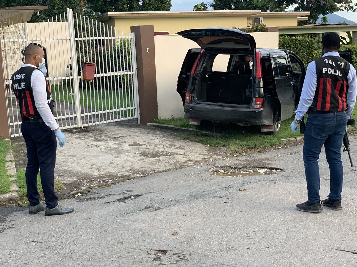 JamaicaConstab's tweet image. Swift action by the Police, with aid from Jamaica Eye &amp;amp; the Police Emergency Communication Centre, led to the arrest of four robbers traveling in a Toyota Isis motorcar off Constant Spring Road, St. Andrew about 3:45 p.m. today.