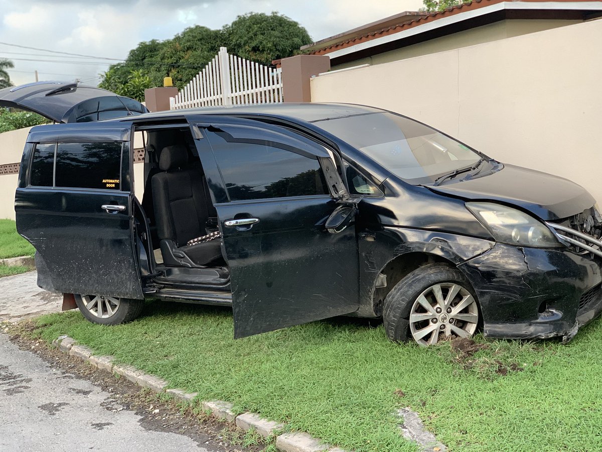 JamaicaConstab's tweet image. Swift action by the Police, with aid from Jamaica Eye &amp;amp; the Police Emergency Communication Centre, led to the arrest of four robbers traveling in a Toyota Isis motorcar off Constant Spring Road, St. Andrew about 3:45 p.m. today.