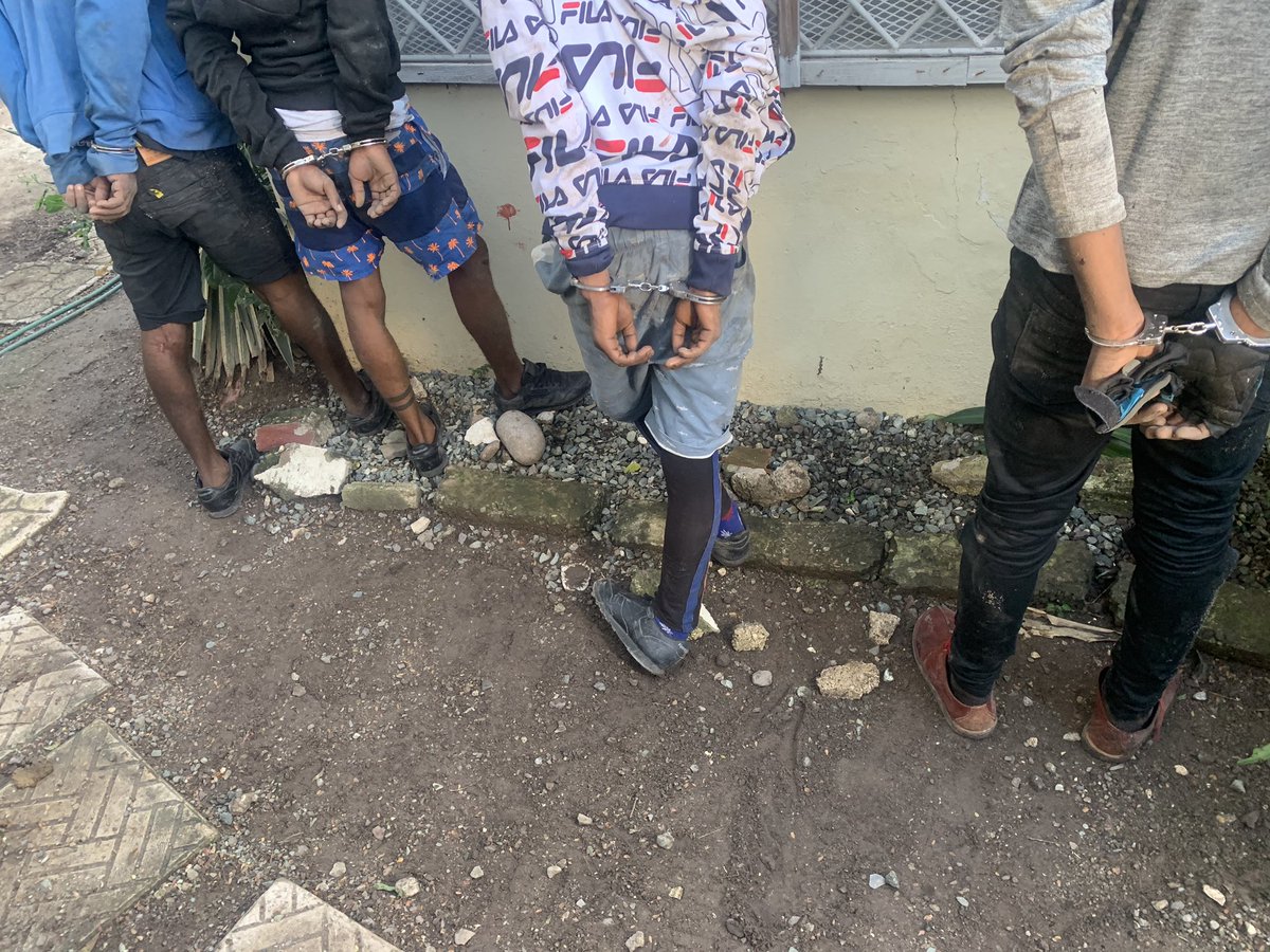 JamaicaConstab's tweet image. Swift action by the Police, with aid from Jamaica Eye &amp;amp; the Police Emergency Communication Centre, led to the arrest of four robbers traveling in a Toyota Isis motorcar off Constant Spring Road, St. Andrew about 3:45 p.m. today.