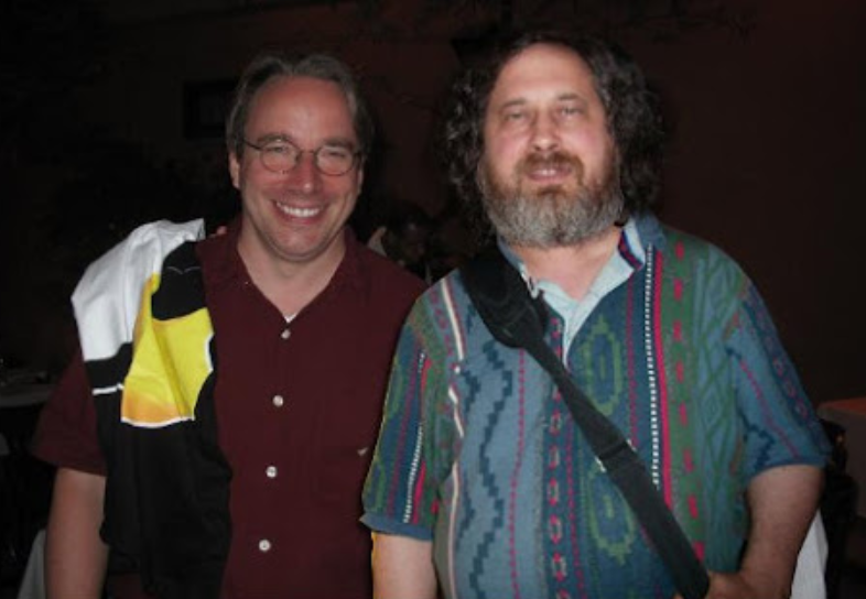 Ce serait ne pas rendre à César ce qui appartient à César, et ici César c'est l'inénarrable Richard Stallman. Et par là-même ce serait minimiser le mouvement émancipateur du logiciel libre (liberté, égalité, fraternité).Sur la photo : Linus Torvalds (Linux) et Stallman (GNU).