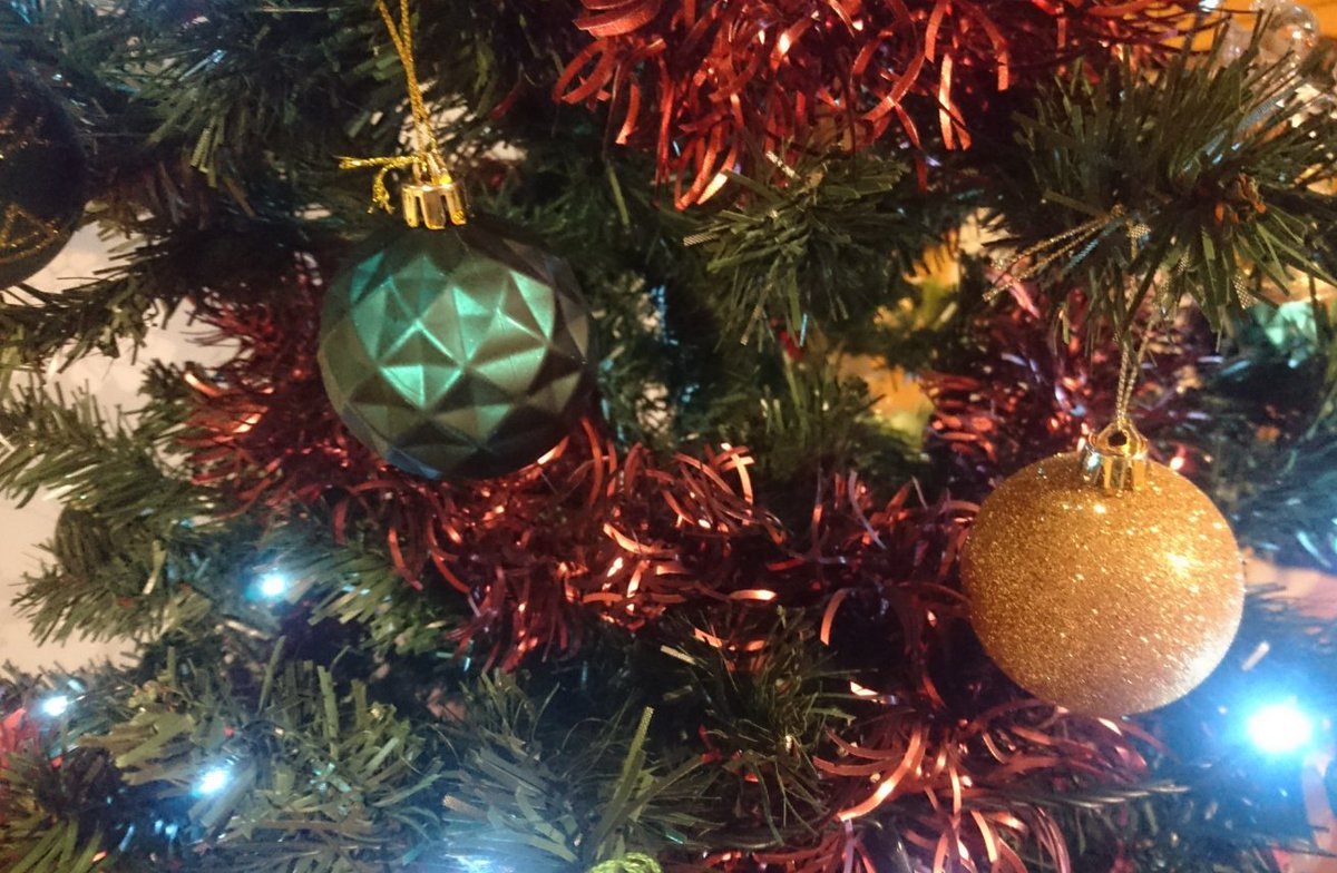  #AccessibleAdvent Day 4:Buying baubles secondhand was more accessible for me because someone had already tied the strings on. No issues with hand numbness or dexterity = more energy for decorating!