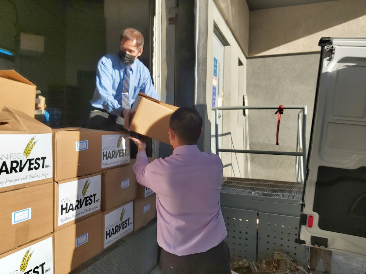 hiltonsuiteswpg's tweet photo. Since March, the demand for Winnipeg food donations has increased by more then 40%. Today, in support of Winnipeg Harvest's Breakfast-To-Go program, we are providing 120 children with “easy-to-make” breakfast kits for this weekend. #HiltonEffect #hilton https://t.co/Z42n5oIX39