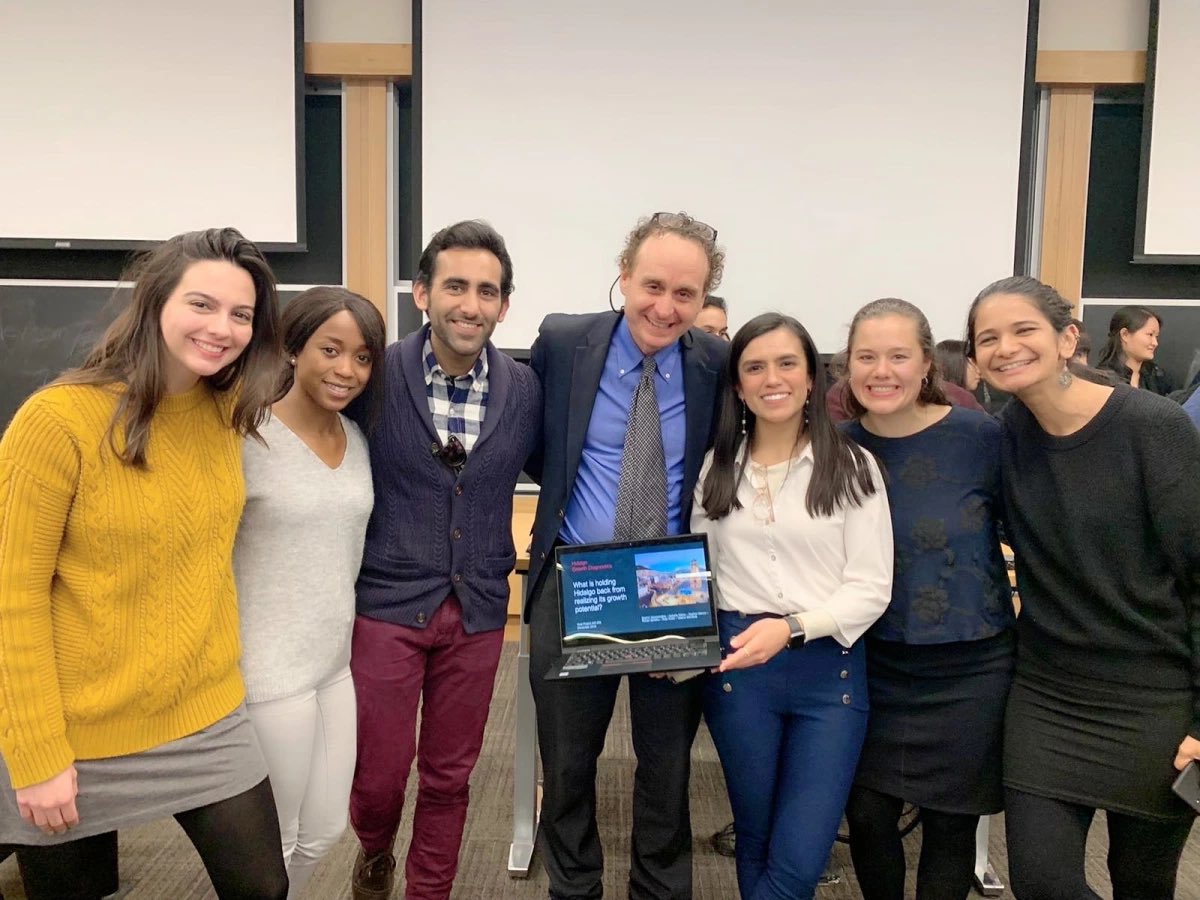 ValeMendiola's tweet photo. Me enamoré de estadística gracias a la clase de @danmlevy 
Ahora cualquier profesor del mundo puede aprender de su magia gracias a @econdavid 🤩
Aquí una foto de la vez que mi equipo presentó proyecto final para su clase. Un growth diagnosis para Hidalgo, Mx 🇲🇽
#InvisibleLearning https://t.co/IjR1zKSo90