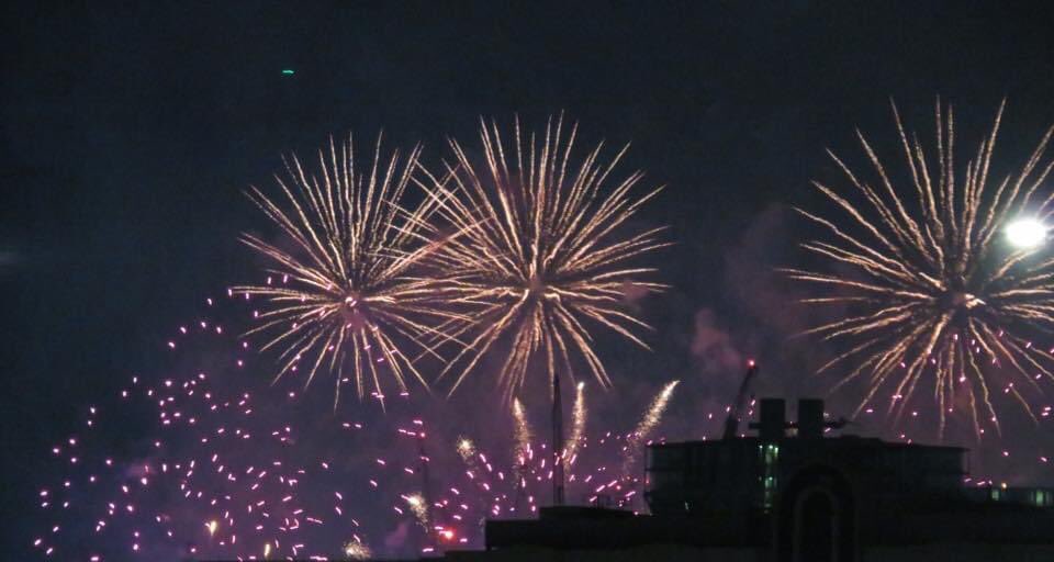 CMemories73's tweet photo. @Joeynoble I will miss seeing these on Dec 31st.. finally found a great vantage point for getting these pics.
#LittleLockdownChallenge #fireworks @TowerBridge #London https://t.co/RgUjKkLz3c