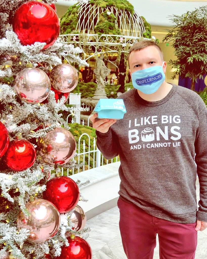 Disn3yDude's tweet photo. The 🎄festive🎄 pictures from my @Cinnabon photo shoot should spark your holiday spirit! (Please sponsor me, Part 2!) 

RT if you'll be getting some Cinnabon love this holiday season! ❤️

#LifeNeedsFrosting #Cinfluenced https://t.co/sBssigG1nH
