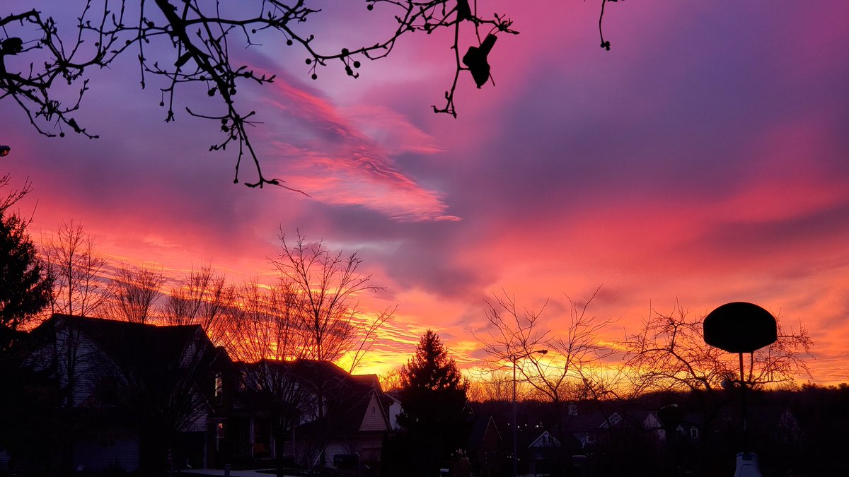 ExceptionalShot's tweet photo. There aren't many beautiful views around the house, but this is the type of you that I will never grow tired of! #sunset #annarbor #stayhomestaysafe https://t.co/hwXqzagljM