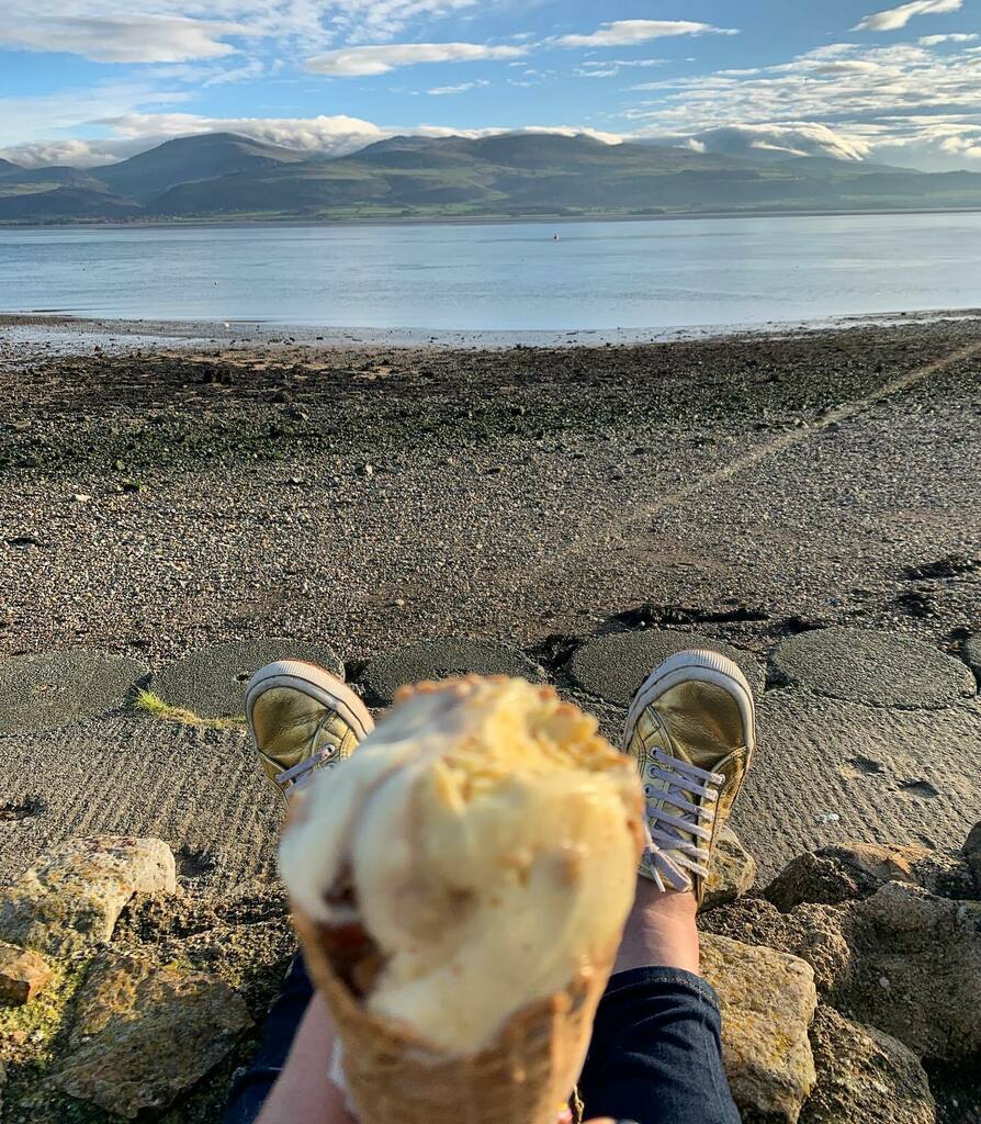 FoundLove_Blog's tweet image. Possibility of snow in the weather forecast for the next few days, so I am thinking of this blissful moment just last weekend. Yes, that’s sunshine and blue skies.  Yes, those are awesome gold sneakers.  And even better, that’s pumpkin flavoured ice crea… instagr.am/p/CIWcgwNhLQo/