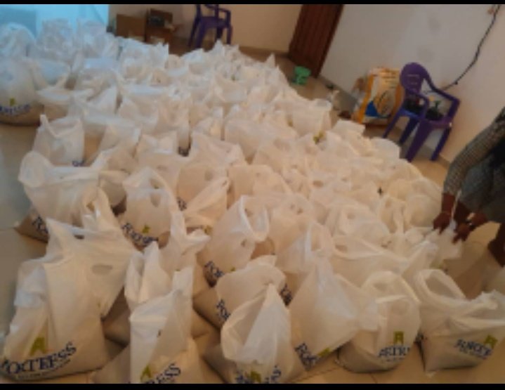 Angelaedeme's tweet photo. #foodoutreach
#fortress
#pragramscordinator
#impact
#blessed
And @Da_QueenVee came out to volunteer with us.
Thanks dear😊😊🥰🥰 https://t.co/ZlcjEXfskx