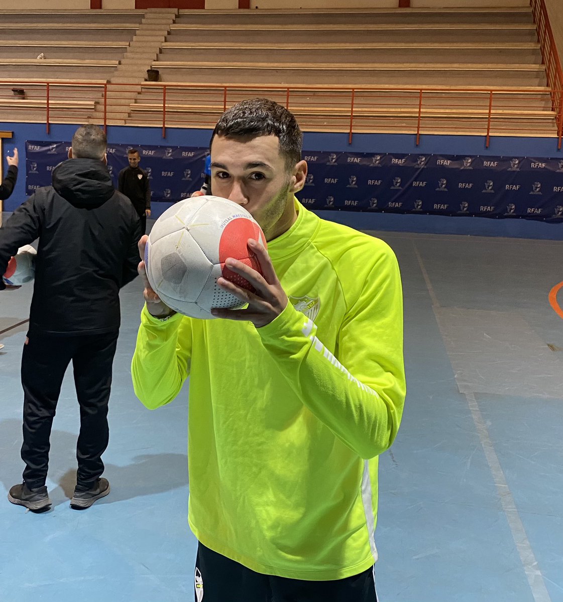 MalagaCFutsal's tweet photo. ⚽️𝟏º 𝐄𝐐𝐔𝐈𝐏𝐎 //

🔚 Una vez finalizado el entreno de hoy, nuestros chicos se van de vacaciones, para desconectar 🔌 y cargar baterías 🔋 

✅ Volverán al trabajo el próx Miércoles.

🔝En el entreno de hoy han disputado un Campeonato de tiros de 10 m.
El campeón, @VegaLil 🥇 https://t.co/q3cd8DLMkj