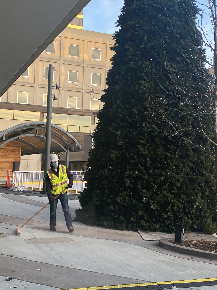 FargoBdwySquare's tweet image. Putting the finishing touches on the Square before tonight’s tree lighting at 5pm! 🧹🌲

#FargoBroadwaySquare #DowntownFargo #ILoveFargo