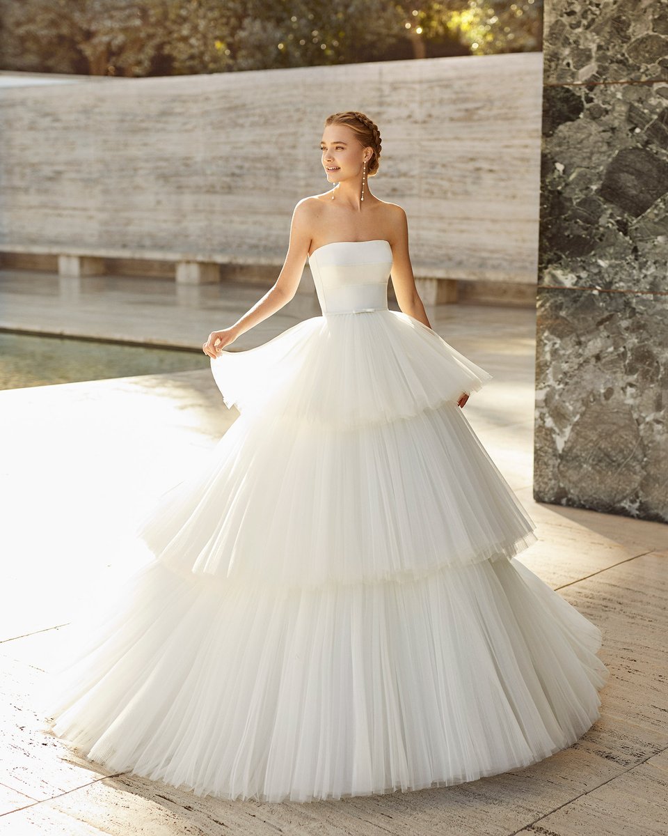 Our exquisite Ellie dress will captivate any bride who wants to feel like a princess. This design features a spectacular princess tulle skirt, with layers that add character to the dress. ow.ly/KqSL50CCbXv #AnEverlastingDream #RosaClaraCouture2021 #RosaClaraCouture