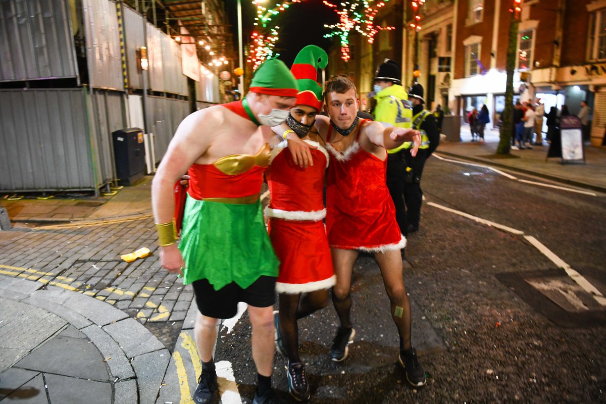 RobertMelen's tweet photo. Last night of alcohol sales on Wind Street in Swansea, Wales. #wales #coronavirus #pubs #hospitality #swansea #windst #photography #christmas #alcohol #nikon https://t.co/sDwPGLnmhi