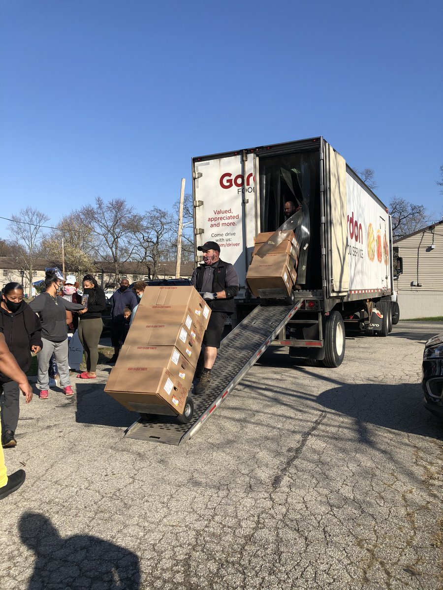 412FoodRescue's tweet photo. It's another #ThankfulThursday! Last week, 2 donors helped us bring 300 turkeys to residents of Mon View Heights and prepare 220 Thanksgiving meals at the #GoodFoodProject!
Thank you to everyone who is helping to make this unique holiday season a little brighter. ✨ https://t.co/UN4EA93JLU