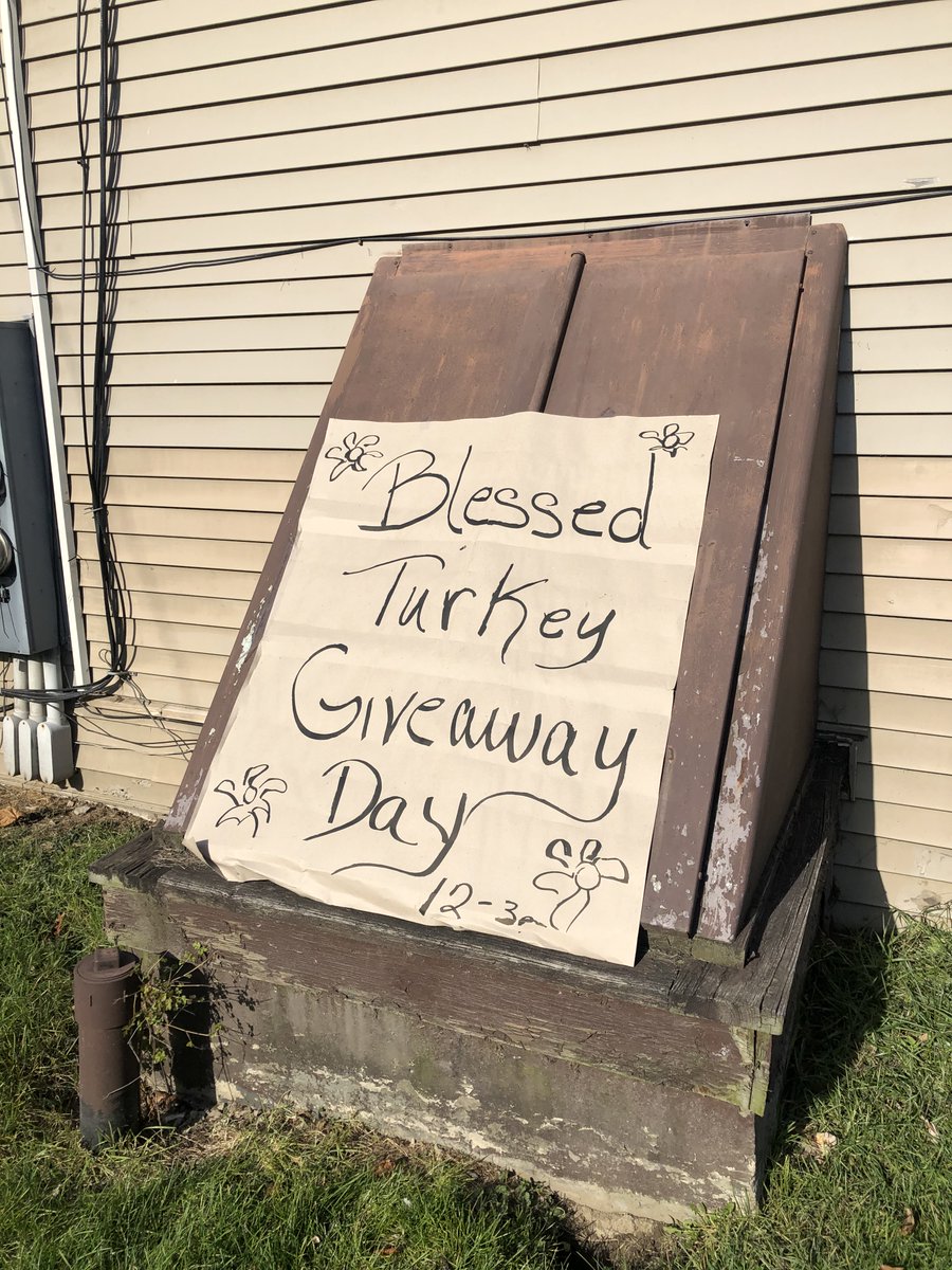 412FoodRescue's tweet photo. It's another #ThankfulThursday! Last week, 2 donors helped us bring 300 turkeys to residents of Mon View Heights and prepare 220 Thanksgiving meals at the #GoodFoodProject!
Thank you to everyone who is helping to make this unique holiday season a little brighter. ✨ https://t.co/UN4EA93JLU