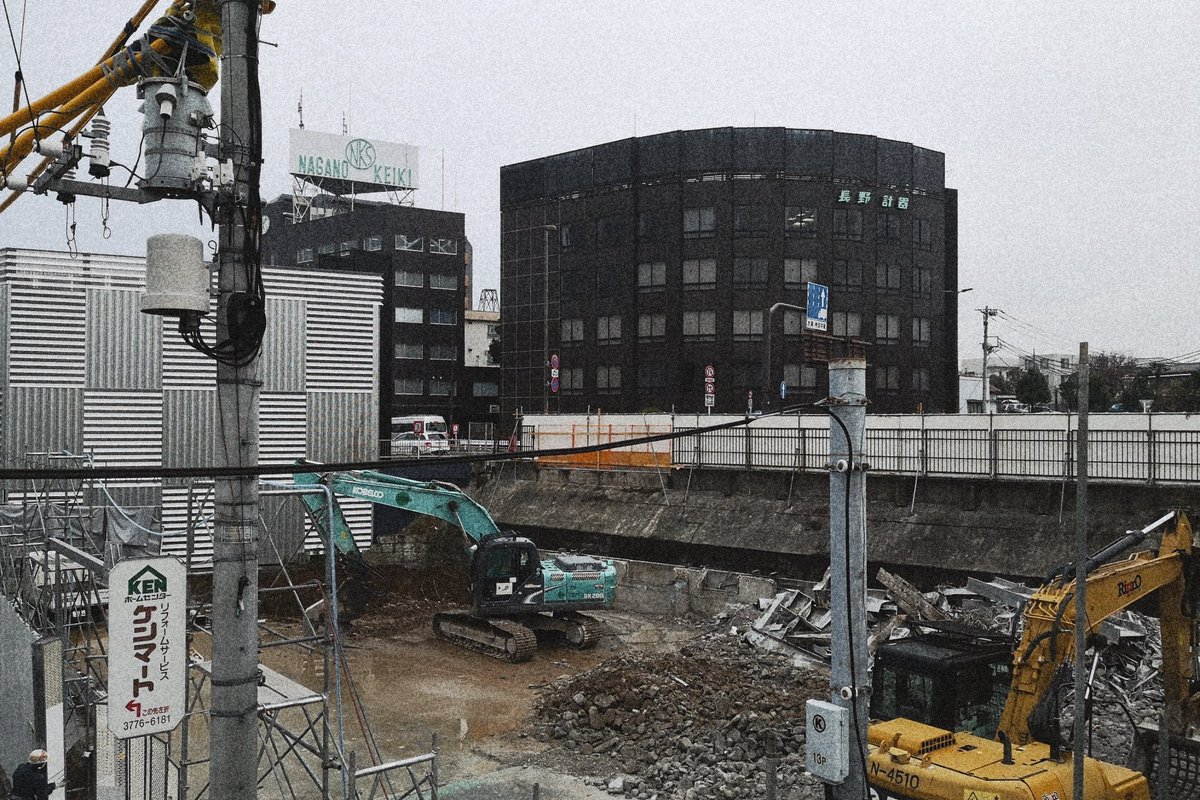 nerorism's tweet image. 自分は都市の様々な場所を定点観測し続けているのだと思う。いつ消えるか分からない自分の好きな場所がたくさんある。昨日また一つ消えてしまった。国道1号線沿いにあった駐車場。消えて初めてその存在に気付くなんてことは写真家にあってはならない。