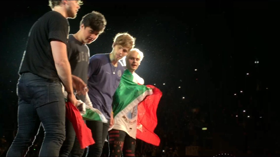 ROCKLANDTUCKER's tweet image. this was ROWYSO tour in Verona, 2016  #9YearsOf5SOS