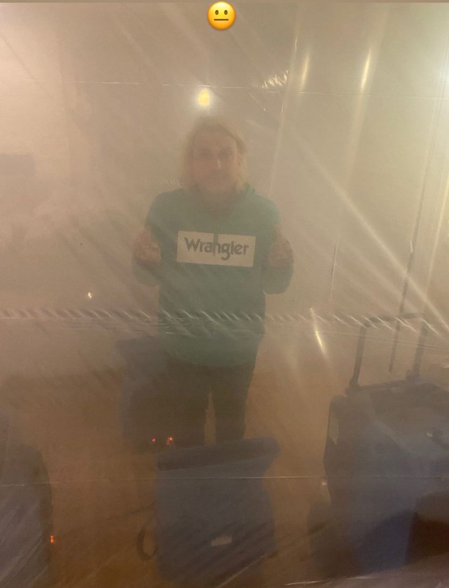 earlysunsetsz's tweet image. HE'S SHOWING HIS MIDDLE FINGER BUT IT LOOKS LIKE HE'S: