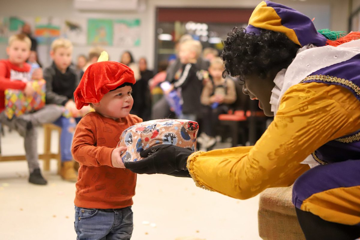 W_van_Dungen's tweet photo. @bol_com Beste mensen,
Als u waarde hecht aan cultuur en tradities als Zwarte Piet, maar u blijft toch spullen kopen via @bol_com dan bent u actief bezig uw eigen overtuiging te ondermijnen.
Cultuur is wat ons bindt!
#BoycotBol Er zijn genoeg alternatieven.
https://t.co/lsrWNUmOFT . https://t.co/2ramCDeZIX