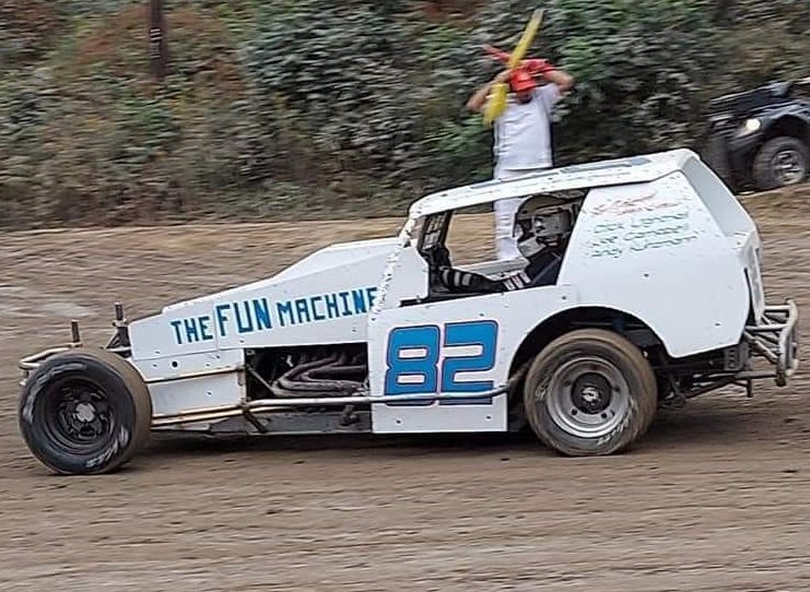 andykunzmann's tweet photo. #TBT to the first race car I worked on (red) and a replica (white) that was recently built to run in the Vintage Modified series.
#RaceCar #DirtRacing #VintageRaceCars #TheFunMachine #FondaSpeedway https://t.co/BX2rNwYQuj