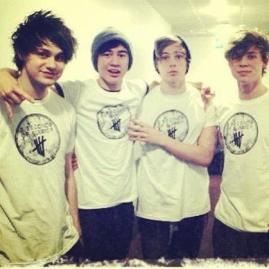 katseyesos's tweet image. 9 years ago :) #9YearsOf5SOS #babysos