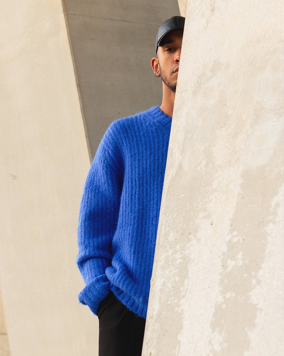 kaiiwong1's tweet photo. Hide and seek 🔵 #inweekday https://t.co/el2FXaqRVO