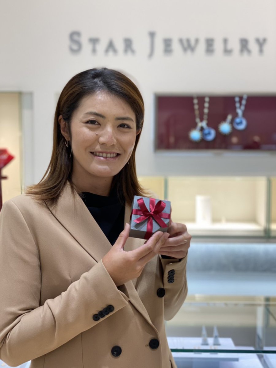 スタージュエリー 女子ゴルフ の 渡邉彩香 プロが スタージュエリー元町本店にご来店 たくさんのジュエリーをご試着になりお買い物をお楽しみいただきました きらめくジュエリーが パワーを与えてくれますように これから益々のご活躍を応援してい