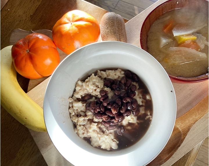 bearandchi's tweet photo. Good morning ☀️ It’s -1°C right now and is time to have warm breakfast 🍳 
最近毎朝マイナスの世界、寒いから温かいオートミールと北海道小豆、和歌山のおばちゃんからの柿、長野県の Kiwi 🥝
.
.
.
#food #japan #nagano #朝ご飯 #栄養満点 #金曜日 #朝から幸せ  #長野 https://t.co/dA098TXzMh