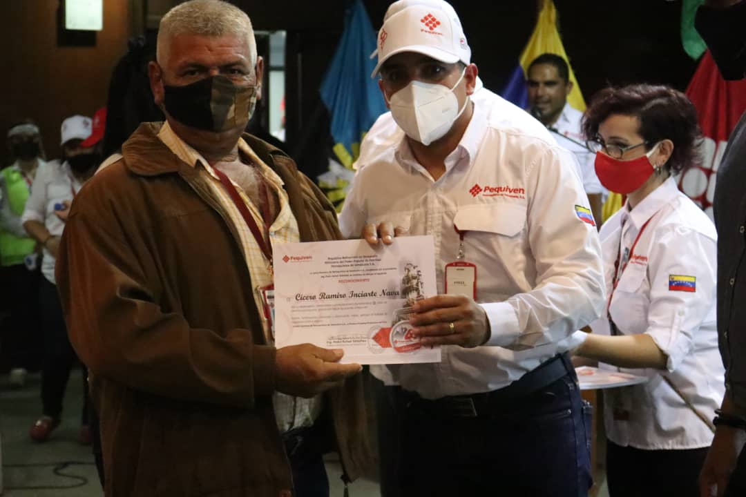 Pequiven887_FM's tweet photo. #Dic3| Con motivo de los 43 años de Pequiven se realizó la entrega de certificados a trabajadoras y trabajadores conas de 40, 30, 20 y 15 años de servicios dentro de la Corporación Petroquímica #43aniversariodePequiven
@TellecheaRuiz https://t.co/TUt4yWBHbK