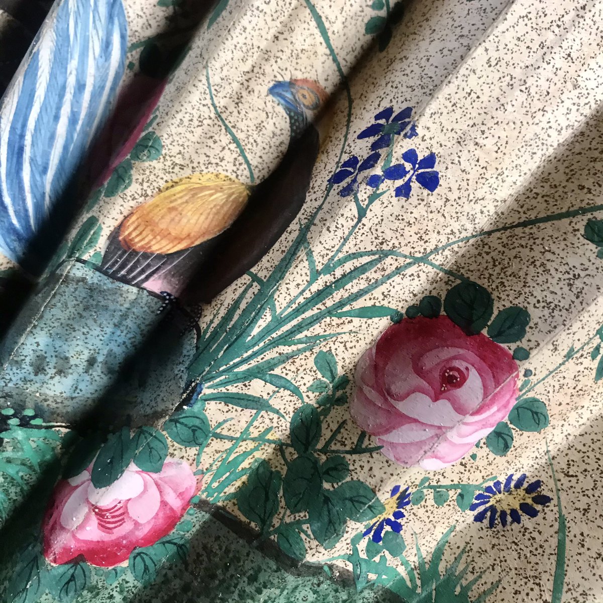 MuseodlAbanico's tweet photo. Hoy seleccionando abanicos orientales para su restauración #abanico #handfan #ventagli #fächer #leque #eventail #china #Japon #curator #restoration #restauracion https://t.co/tGA5YtRROw