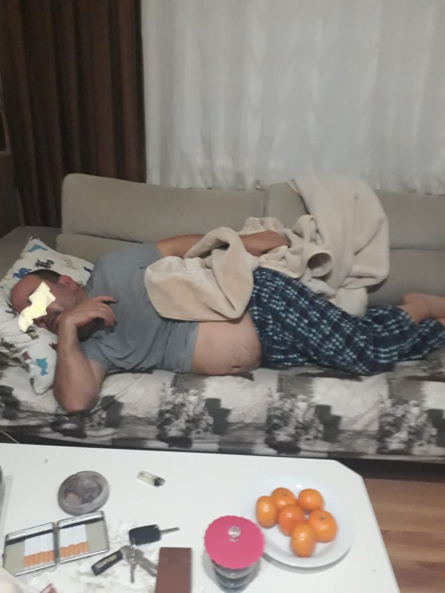 zekikayahan's tweet photo. İlknur Hanım yayınımızda. Kocam, sürekli koltukta uyuyor şikayetinde bulundu. Koltukta uyurken çok mutlu, fotoğrafına bakın isterseniz deyip bizimle paylaştı. Eşinin fotoğraf paylaşımına itiraz etmeyeceğini söylese de biz suratını kapattık. #matrax #kafaradyo https://t.co/1Fh06IjohA