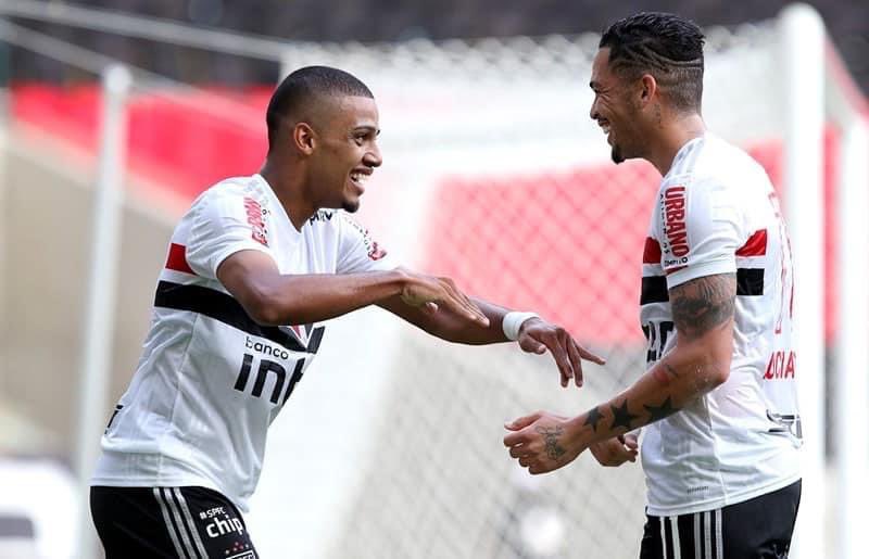 São Paulo não perde uma partida pelo @Brasileirao há 3 meses, já são 16 jogos invictos, maior sequência desde o Flamengo de Jorge Jesus (24)
A última derrota foi no dia 03/09 contra o atlético-MG, em jogo polêmico com gol mal anulado de Luciano https://t.co/sdn59nGKVw