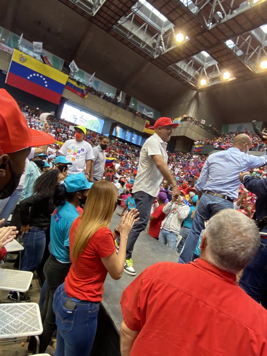 luiscarPSUV's tweet photo. #VamosVenezuela en el Acto de Cierre de Miranda, donde los Candidatos y Candidatas asumen con todo trascendencia su presencia en la Asamblea Nacional, estamos emocionados escribiendo Historia Patria para que la posteridad lo canten con fuerza y amor #GuarenasLucha https://t.co/qg5OLuI6Jr