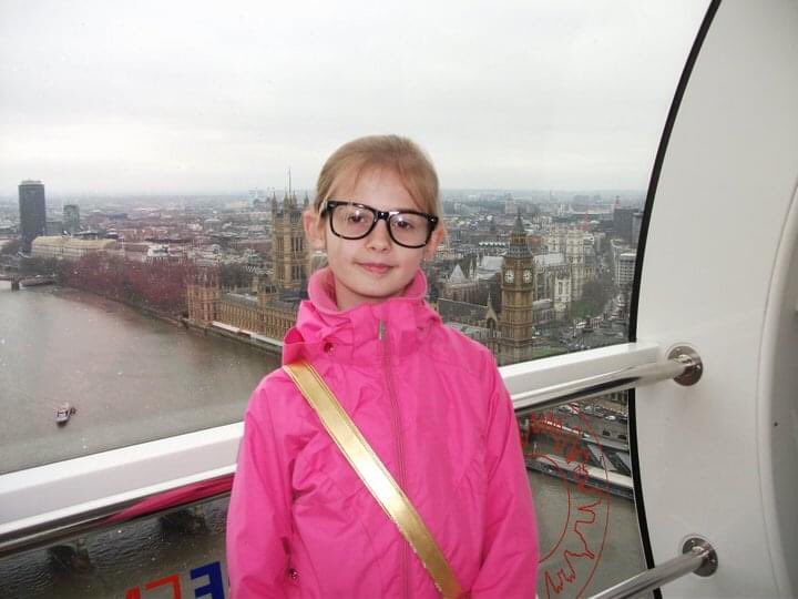 THEARTOFCTH's tweet image. #9YearsOf5SOS #babysos 
me in 2011                       5sos in 2011