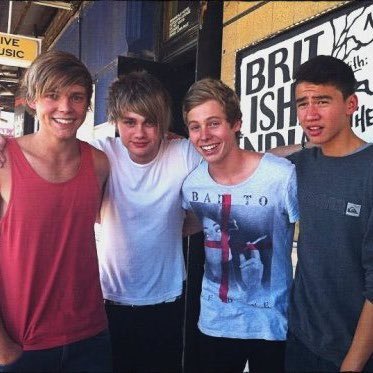 THEARTOFCTH's tweet image. #9YearsOf5SOS #babysos 
me in 2011                       5sos in 2011