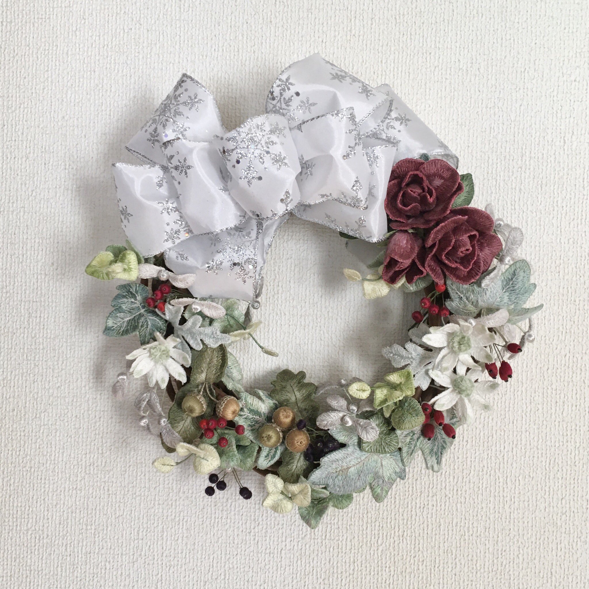 M Miccho 立体刺繍 クリスマスリース これまで作った立体刺繍から おとなしめの色味を選んで 白いリボン 雪の結晶柄 を結んでクリスマスリースにしました フランネルフラワー ヤドリギ ユーカリ 実物 ローズヒップ レッドカラント ブラック