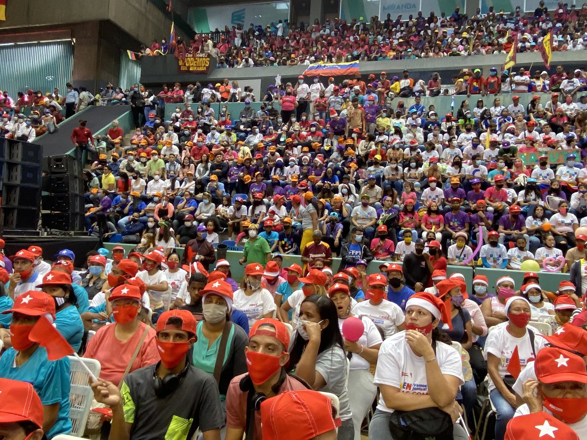 luiscarPSUV's tweet photo. #VamosVenezuela emotivo encuentro el de Cierre de Campaña de los Candidatos y Candidatas a la Asamblea Nacional del Estado Bolivariano de Miranda, son hombres y mujeres que asumen el reto de levantar a un País en condición de Libertad, Autonomía, Independencia #GuarenasEsVida https://t.co/zNKesjBM1q