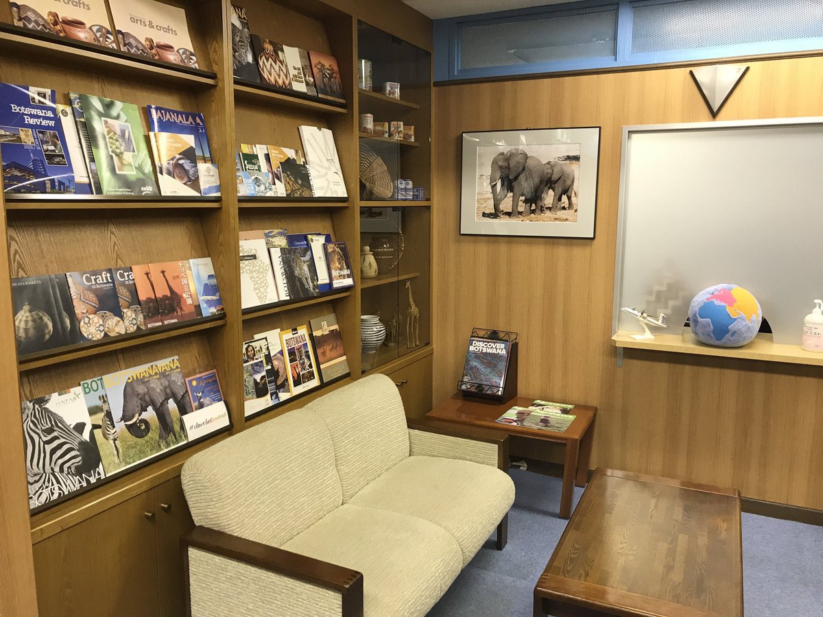 UNISC_INT's tweet image. ボツワナ大使館を訪問させてもらった時の写真です🇧🇼ボツワナはアフリカ南部にある国🇧🇼面積が日本の1.5倍、人口は約230万人です🇧🇼