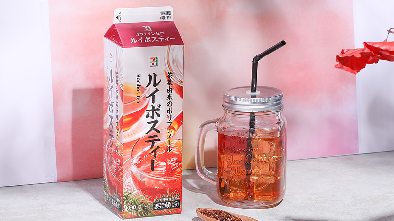 セブン イレブン ジャパン おうちや会社での定番ドリンクに セブンプレミアム ルイボスティー 1l 108円 税込116円 ルイボスティー大好きさんのための1lパックがセブンにあるって 皆さんご存知でした 2種類のルイボス茶葉の配合を変更で 後味も