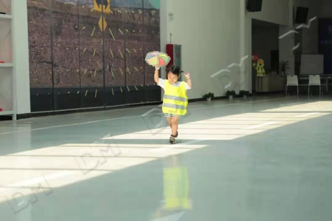 DaomingCo's tweet photo. The evening period is a high incidence of road traffic accidents among children.The person cannot shine like firefly to attract attention, how to solve"see" and "be seen" became the difficult problem of night traffic, and the appearance of reflective clothing solved this problem. https://t.co/CcyoUkrcrO