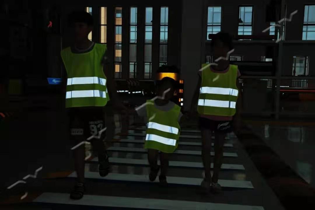 DaomingCo's tweet photo. The evening period is a high incidence of road traffic accidents among children.The person cannot shine like firefly to attract attention, how to solve"see" and "be seen" became the difficult problem of night traffic, and the appearance of reflective clothing solved this problem. https://t.co/CcyoUkrcrO