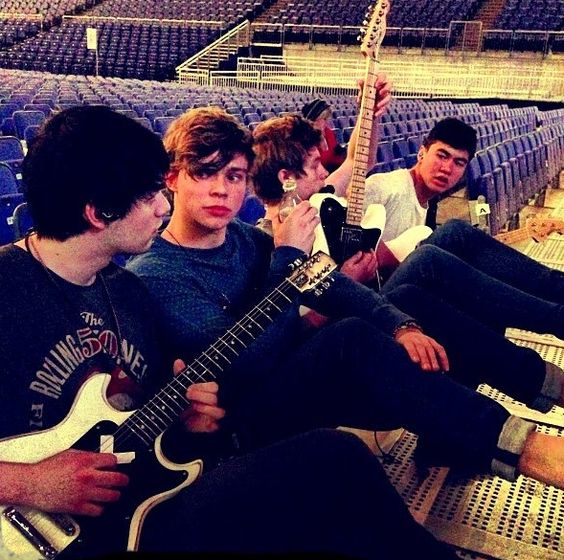 tinydancrs's tweet image. home. #9YearsOf5SOS