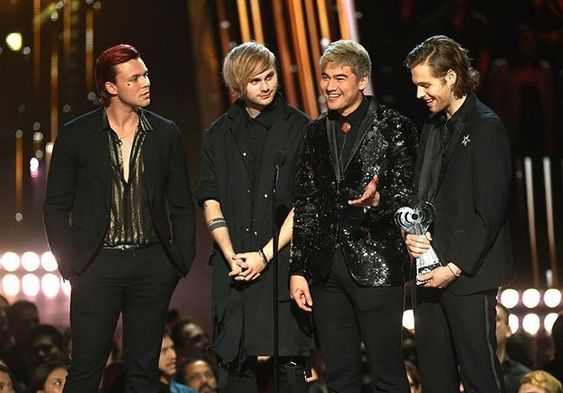 tinydancrs's tweet image. home. #9YearsOf5SOS