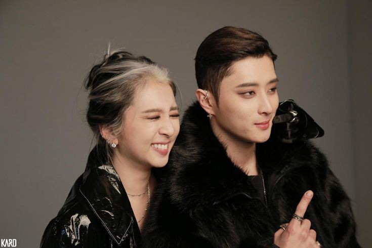 ఌ︎ 𝙈𝙚𝙣𝙨𝙖𝙜𝙚𝙣𝙨 [#sephwoo] au!

➪ Onde Kim Taehyung escreve mensagens e cartas todos os dias pra sua melhor amiga Jeon Jiwoo, porém ela não sabe que ele é o autor, pois tudo foi feito anonimamente.