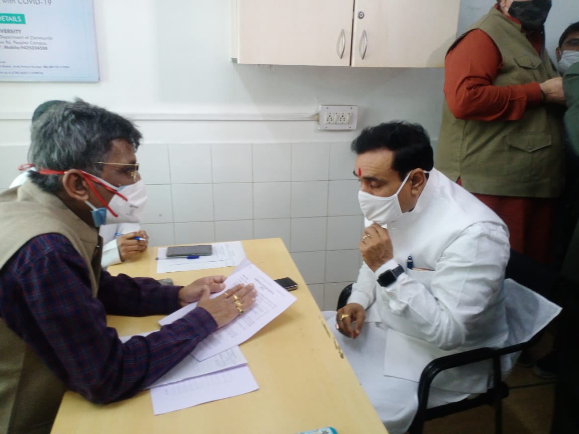 drnarottammisra's tweet photo. .#Corona वैक्सीन के ट्रायल का वॉलंटियर बनने के लिए भोपाल के पीपुल्स मेडिकल कॉलेज में पहुंचा हूं। वैक्सीन लगवाने के लिए डॉक्टरों से परामर्श कर रहा हूं।
#COVID19 #COVIDー19 @drharshvardhan @BJP4India https://t.co/eWBT19NU8e