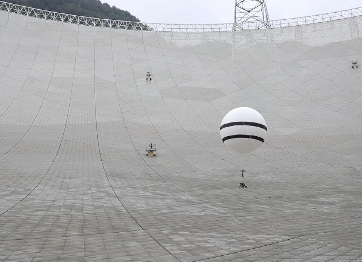 ciencia__infusa's tweet photo. Un técnico revisa la superficie del FAST, basado en China, que sustituyó al de Arecibo como mayor radiotelescopio del mundo con 500 metros de diámetro. El técnico está atado a un globo de helio para reducir su peso a apenas 10kg #FAST #radioastronomia #China #helio https://t.co/2ZMQG6kJOR