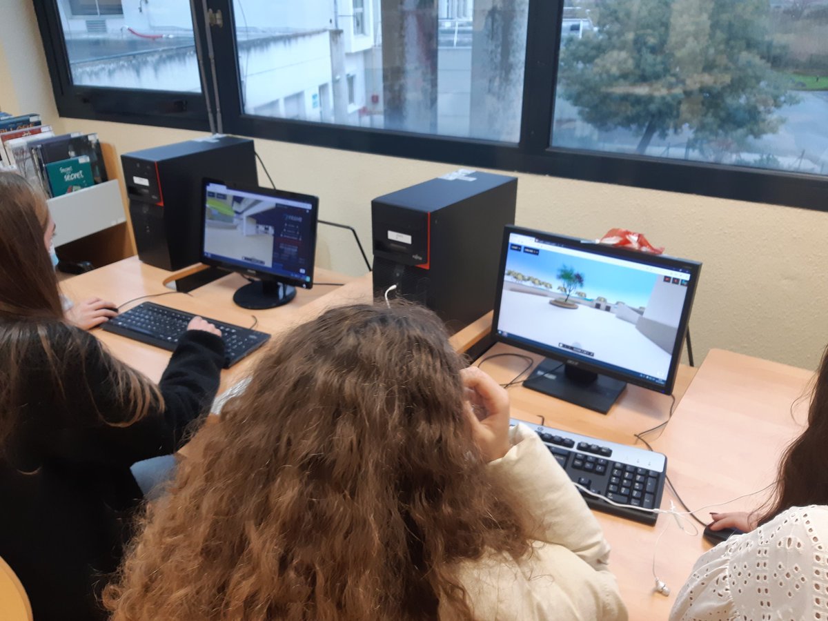 Canope_DTNA's tweet image. Atelier de découverte des espaces de realité virtuelle en vue de la création d un #museevirtuel #VR #frameVr au Lycée de la Mer #gujanmestras