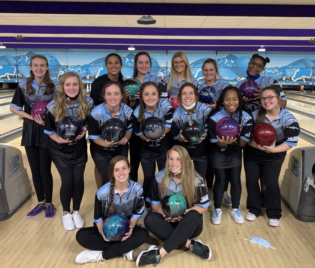 SpainParkGirlsBowling tweet media