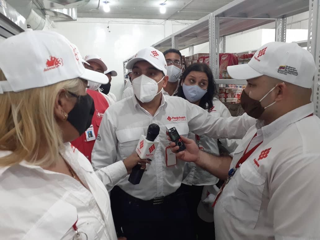 Pequiven887_FM's tweet photo. #Dic3 Para proteger a la clase obrera trabajadora de la guerra económica inducida por la oposición Pequiven inauguró en el complejo Ana María Campos, el Capvet el cual expenderá a diario alimentos para todas y todos sus trabajadores.#SeguridadAlimentaria #43AniversariodePequiven https://t.co/4cBGqUbhG4