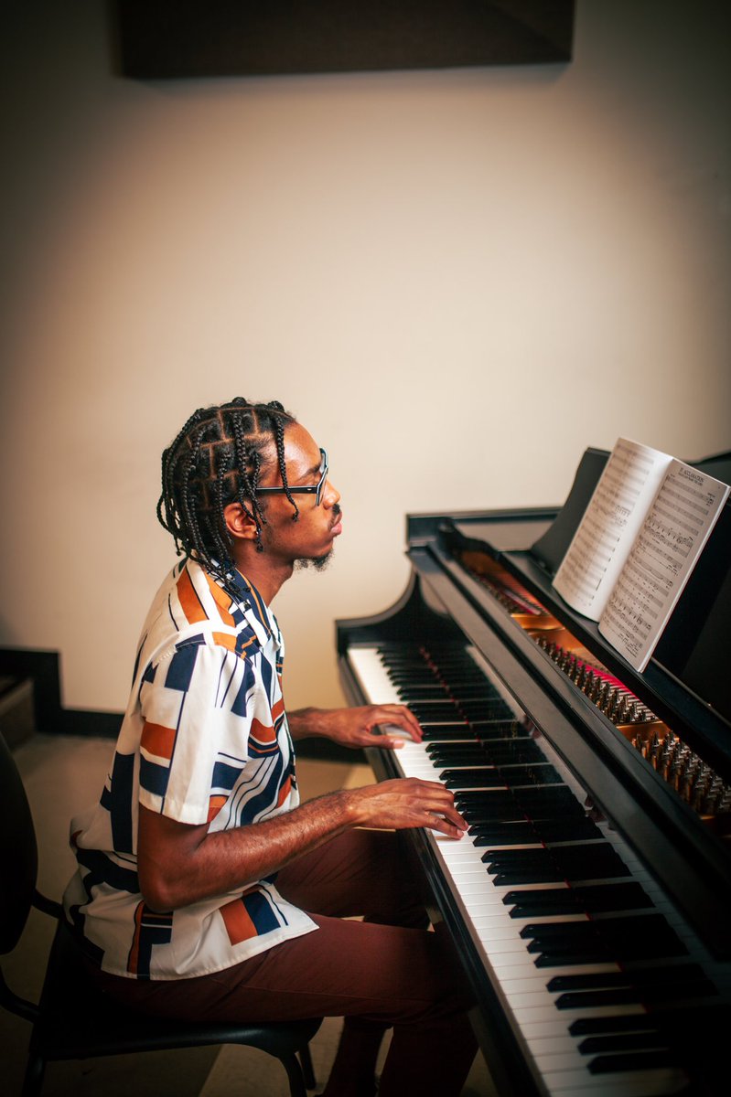 juannn_me's tweet image. “JeJuan, They’re ready for you on stage!”

B.A. Mass Communications 🗣
Minor in Music 🎼
Charles Gilpin Player ‘19 🎭
Forever Reality Productions  🎬

Dear Prairie Vieww, our song to thee we raiisse 🎶 

8 more days till graduation 👨🏾‍🎓‼️ #PV20
@VoceProduction 📸💪🏾
👕👖@hannuhnell